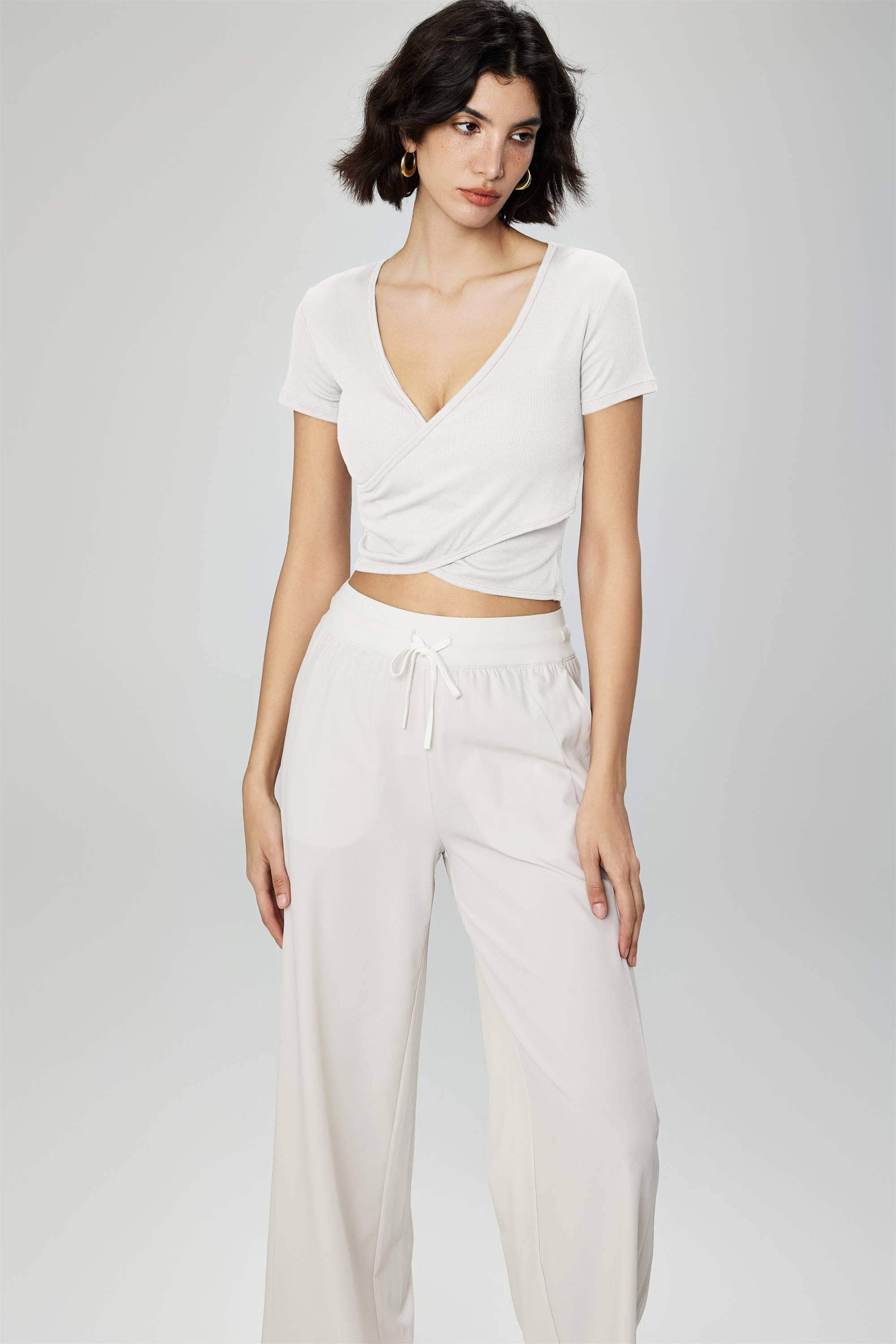 Kurzes Sporttop mit V-Ausschnitt und kurzen Ärmeln