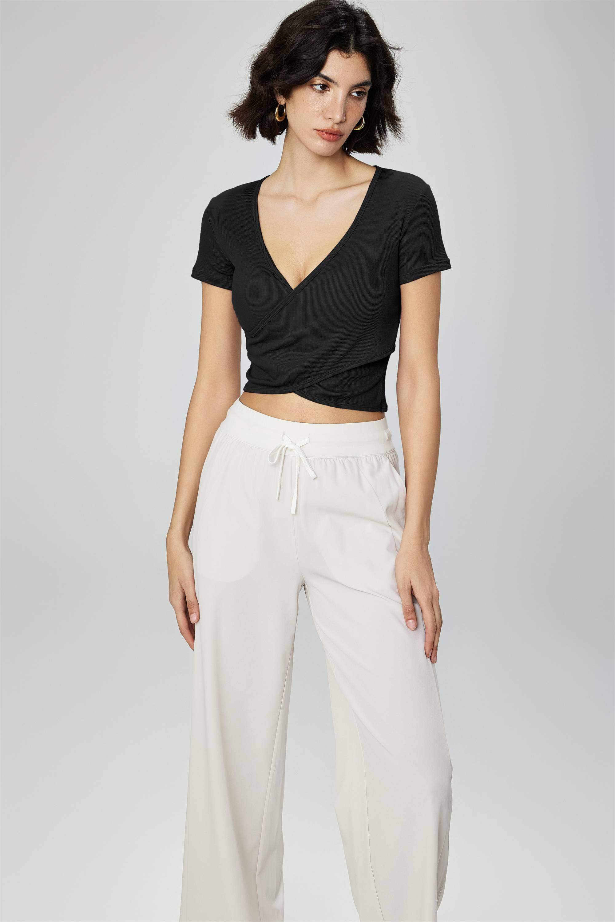 Kurzes Sporttop mit V-Ausschnitt und kurzen Ärmeln