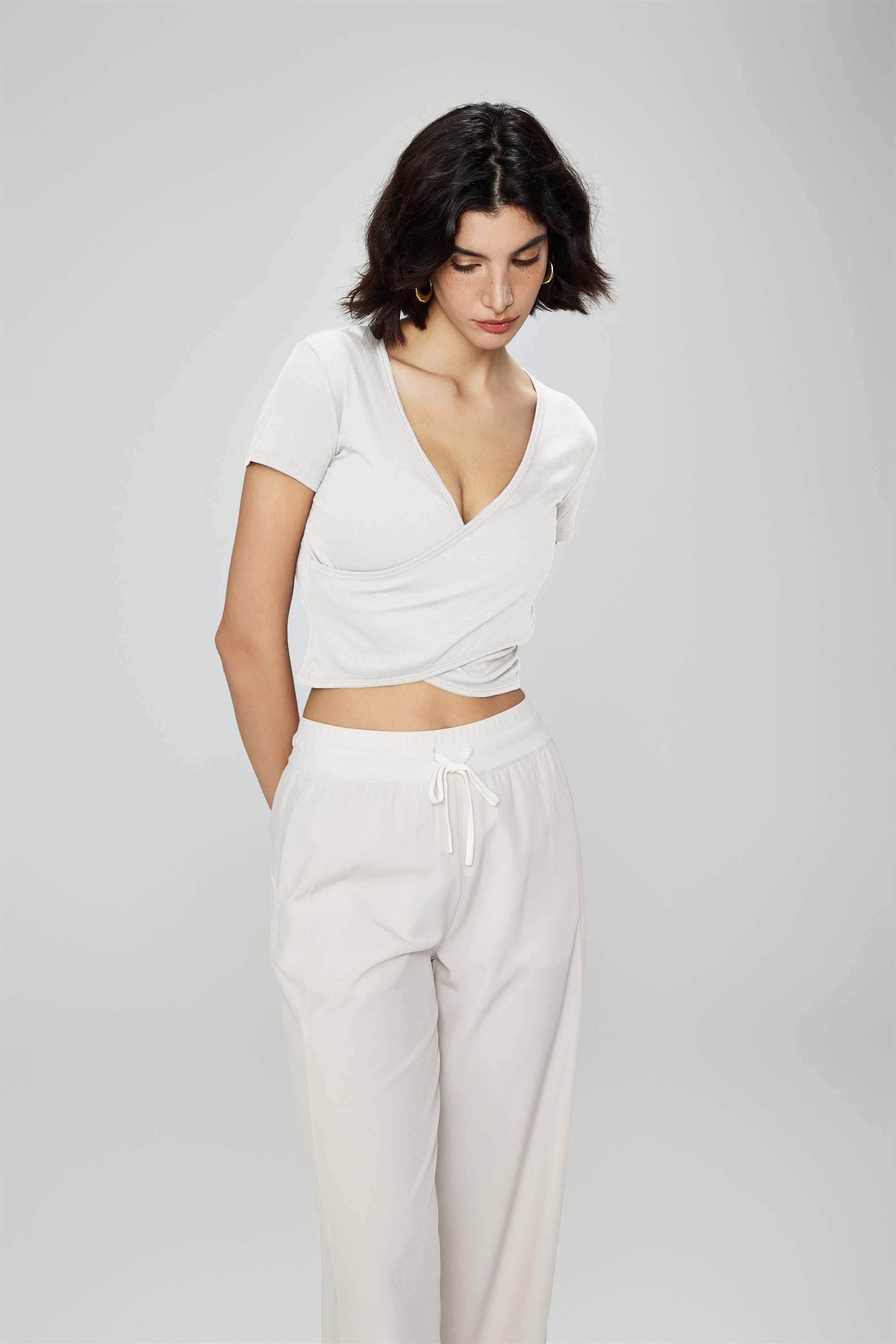 Kurzes Sporttop mit V-Ausschnitt und kurzen Ärmeln