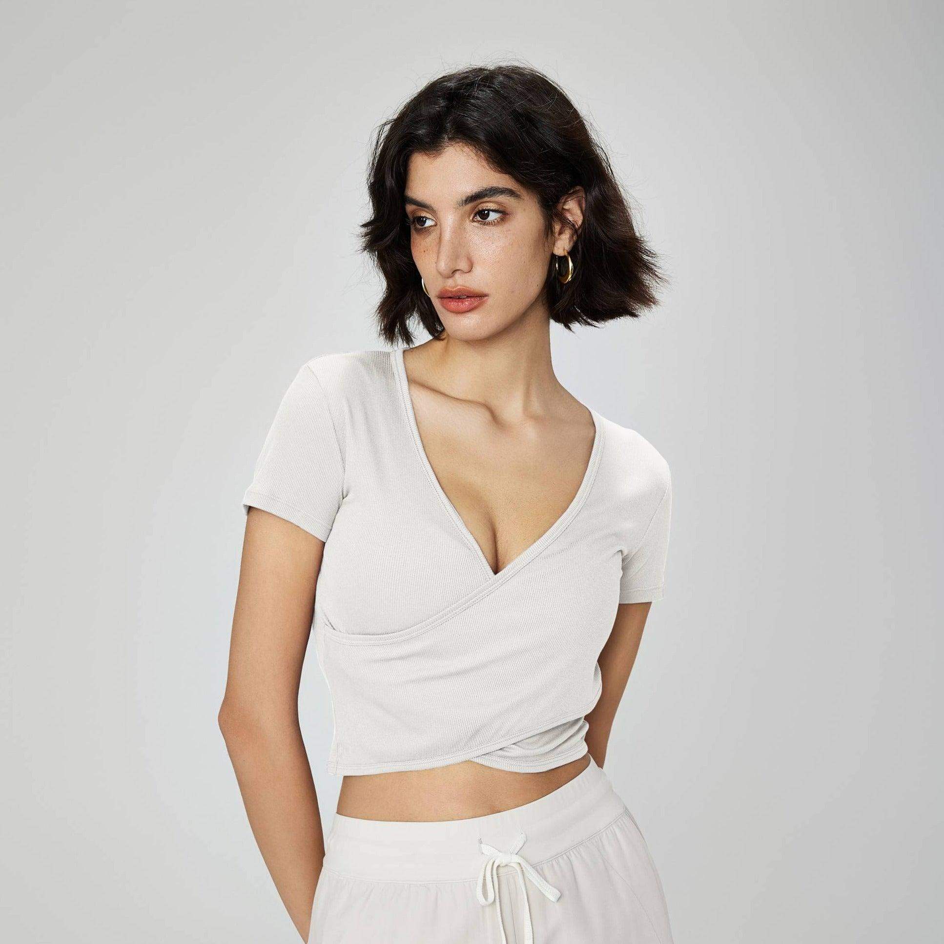 Kurzes Sporttop mit V-Ausschnitt und kurzen Ärmeln