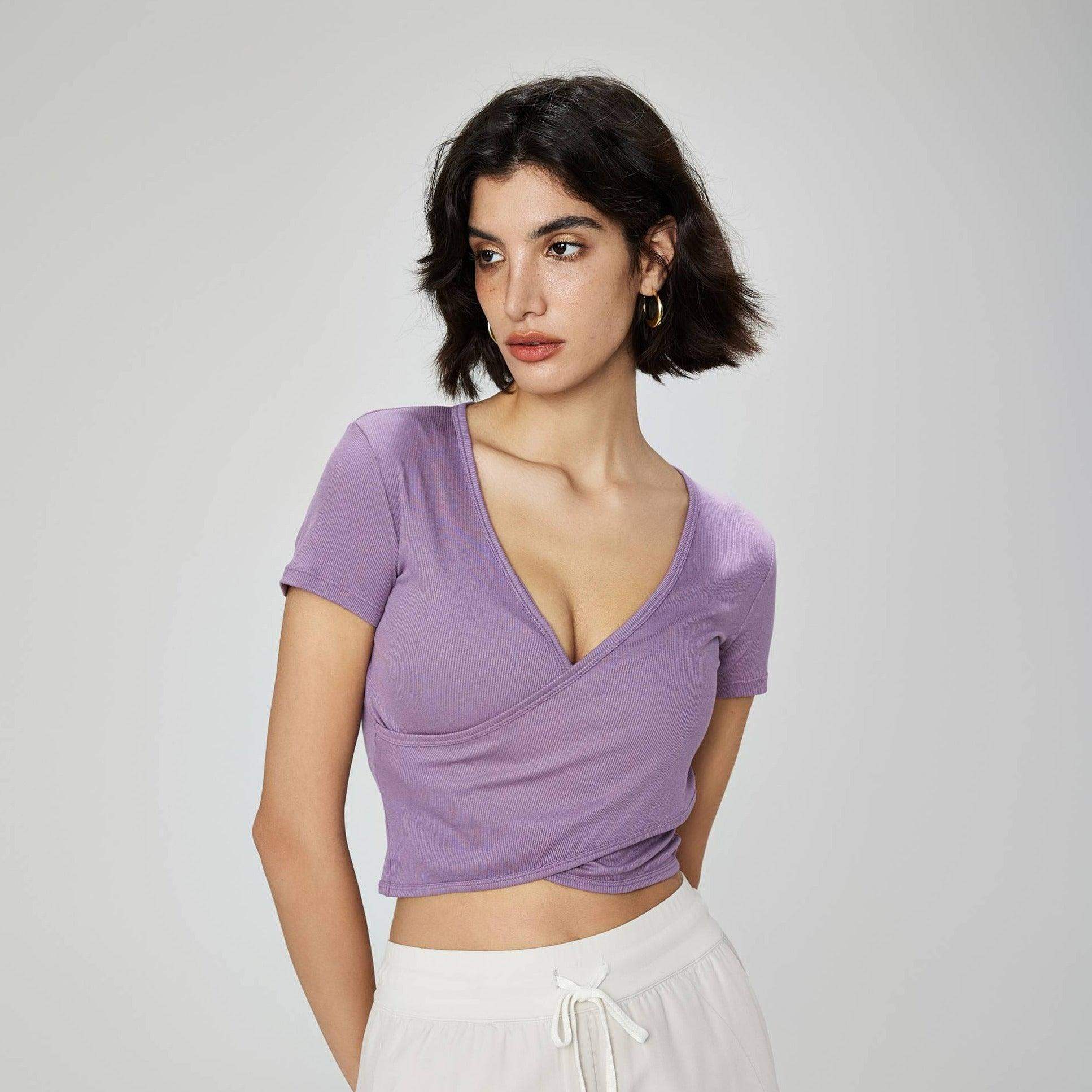 Kurzes Sporttop mit V-Ausschnitt und kurzen Ärmeln