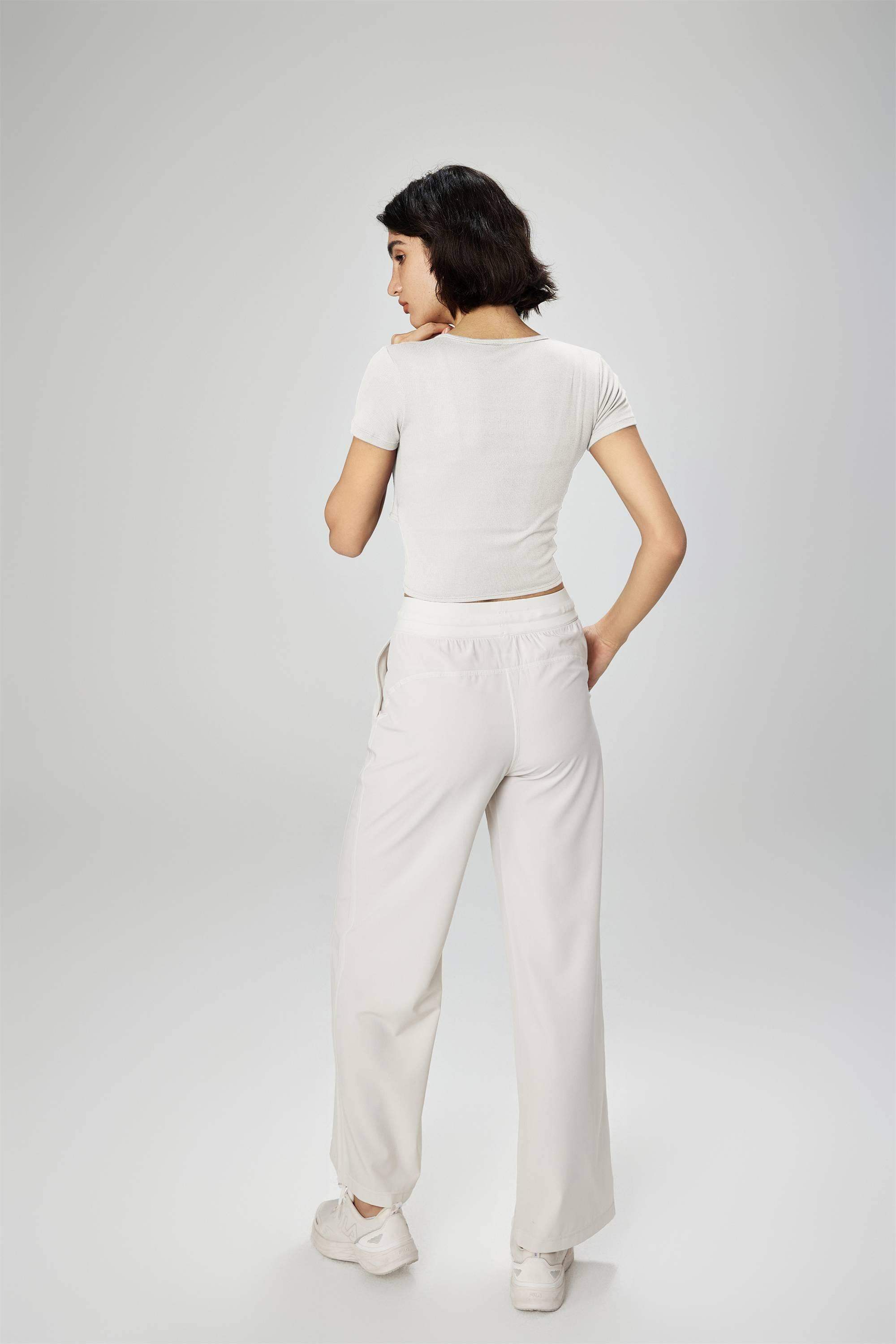 Kurzes Sporttop mit V-Ausschnitt und kurzen Ärmeln