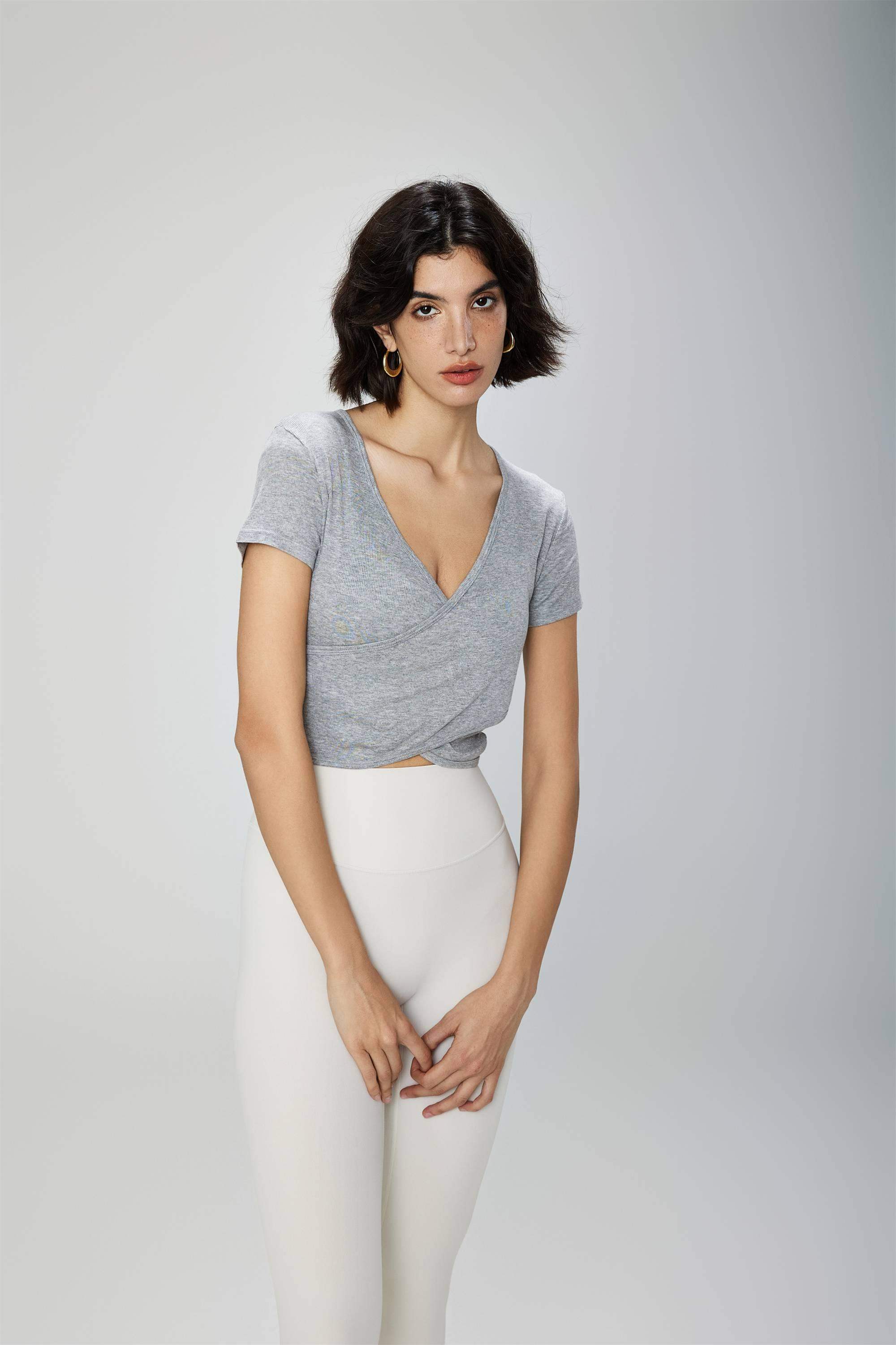 Kurzes Sporttop mit V-Ausschnitt und kurzen Ärmeln