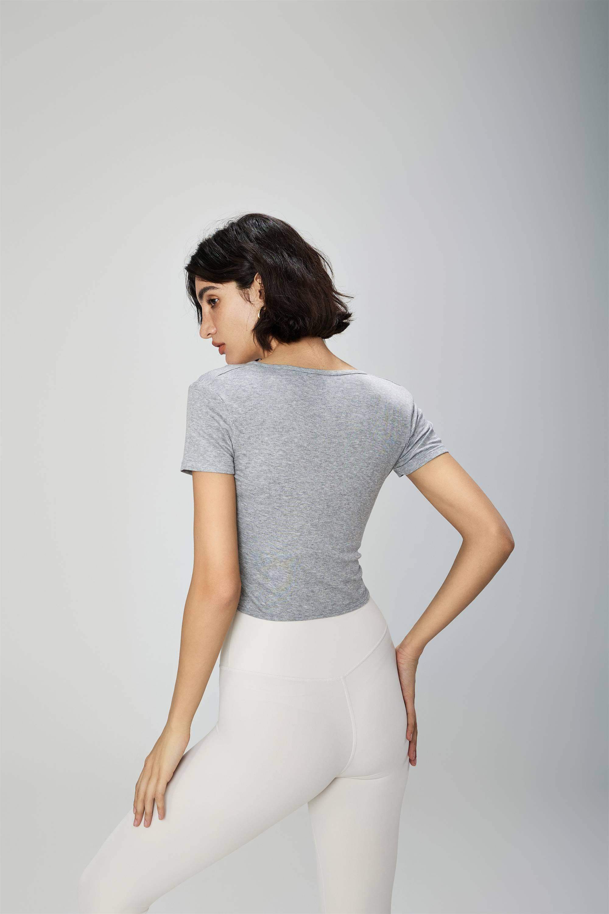 Kurzes Sporttop mit V-Ausschnitt und kurzen Ärmeln