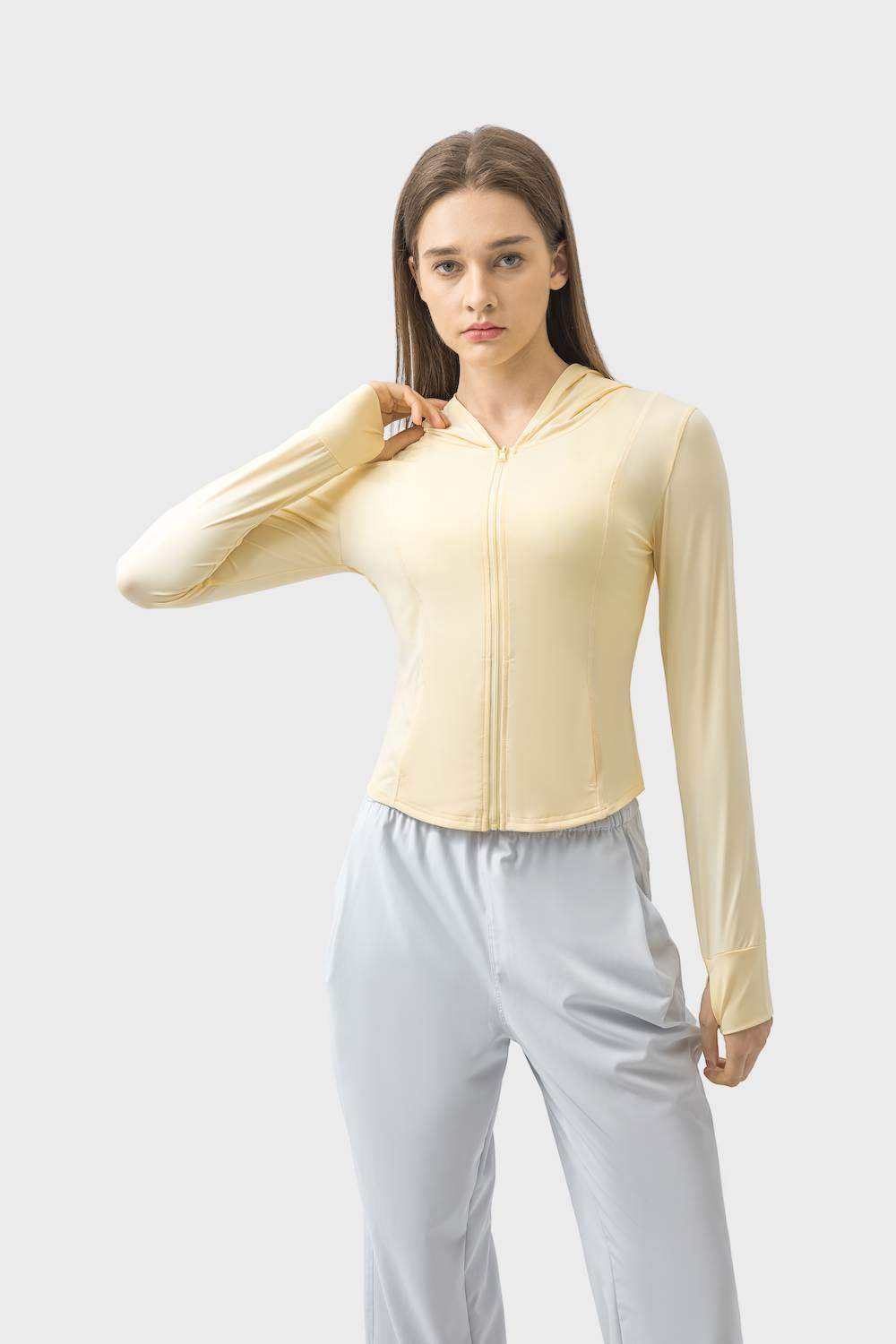 Sonnenschutzkleidung mit schmaler Passform und Kapuze