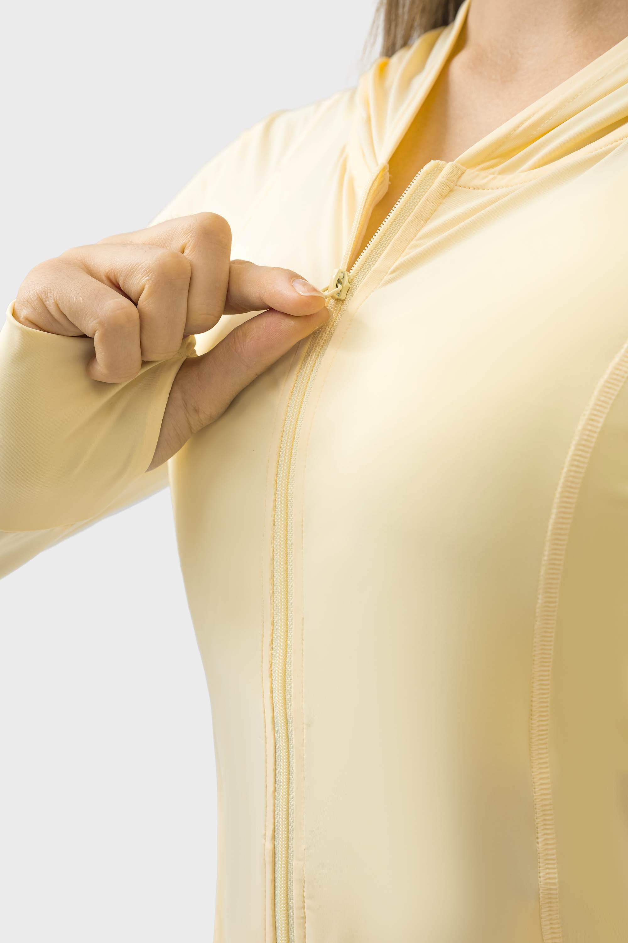 Sonnenschutzkleidung mit schmaler Passform und Kapuze