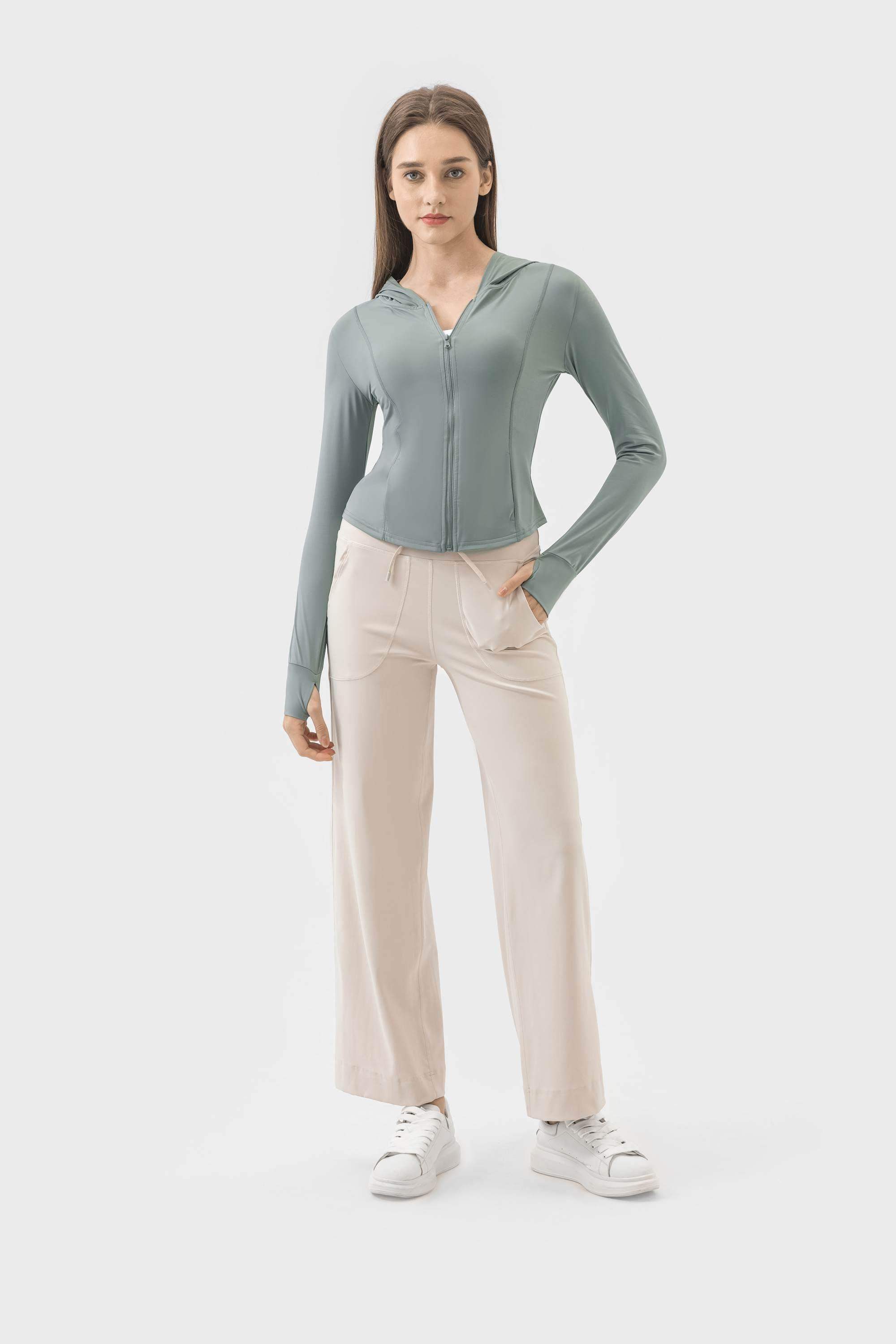 Sonnenschutzkleidung mit schmaler Passform und Kapuze