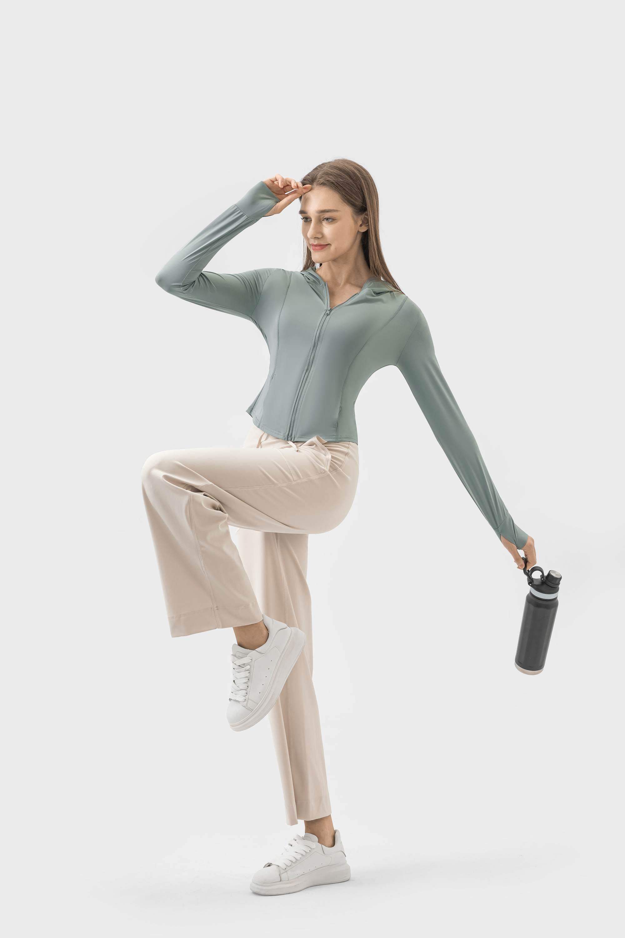 Sonnenschutzkleidung mit schmaler Passform und Kapuze