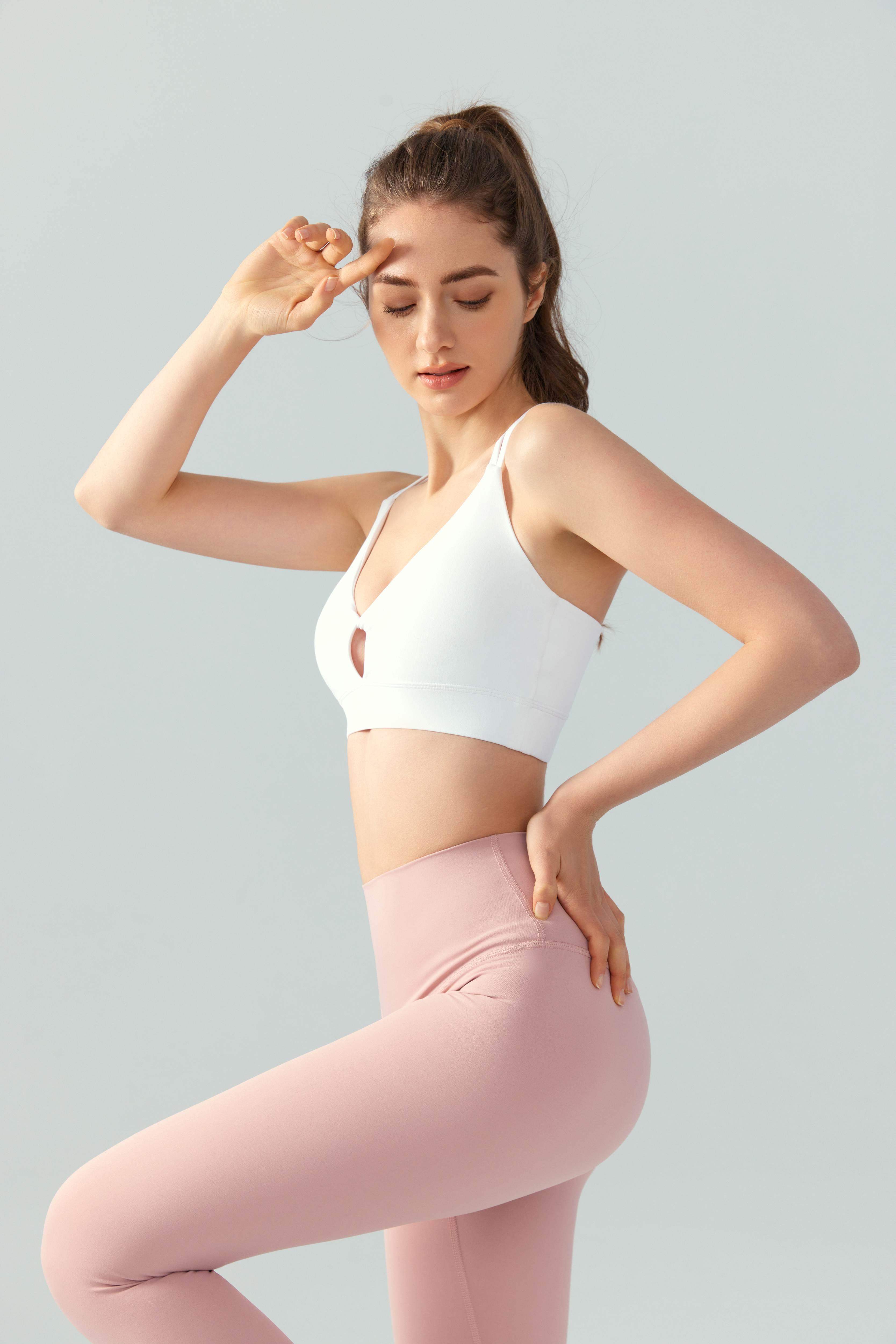 Sexy Sport-BH mit Cut-Out vorne und Twist