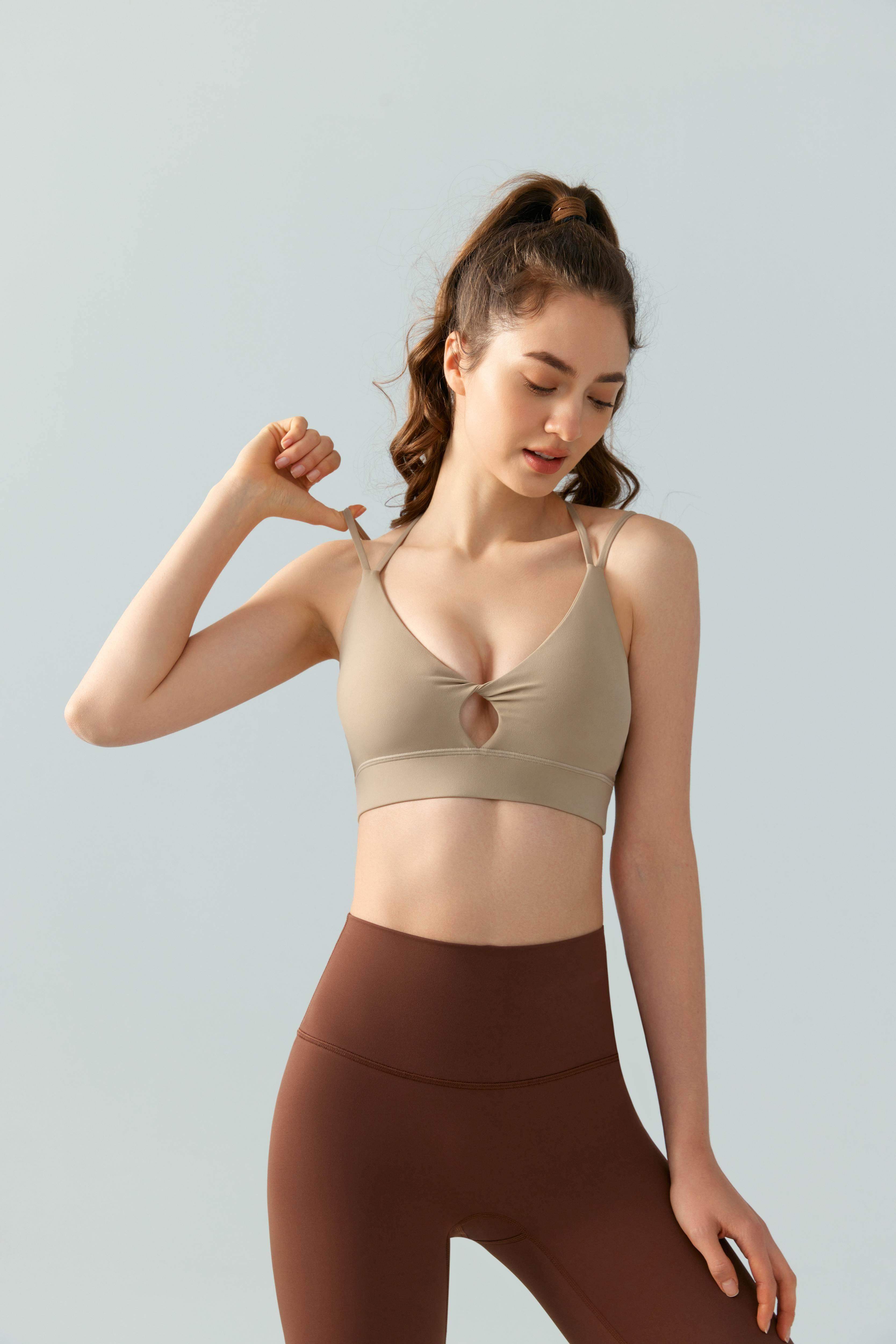 Sexy Sport-BH mit Cut-Out vorne und Twist