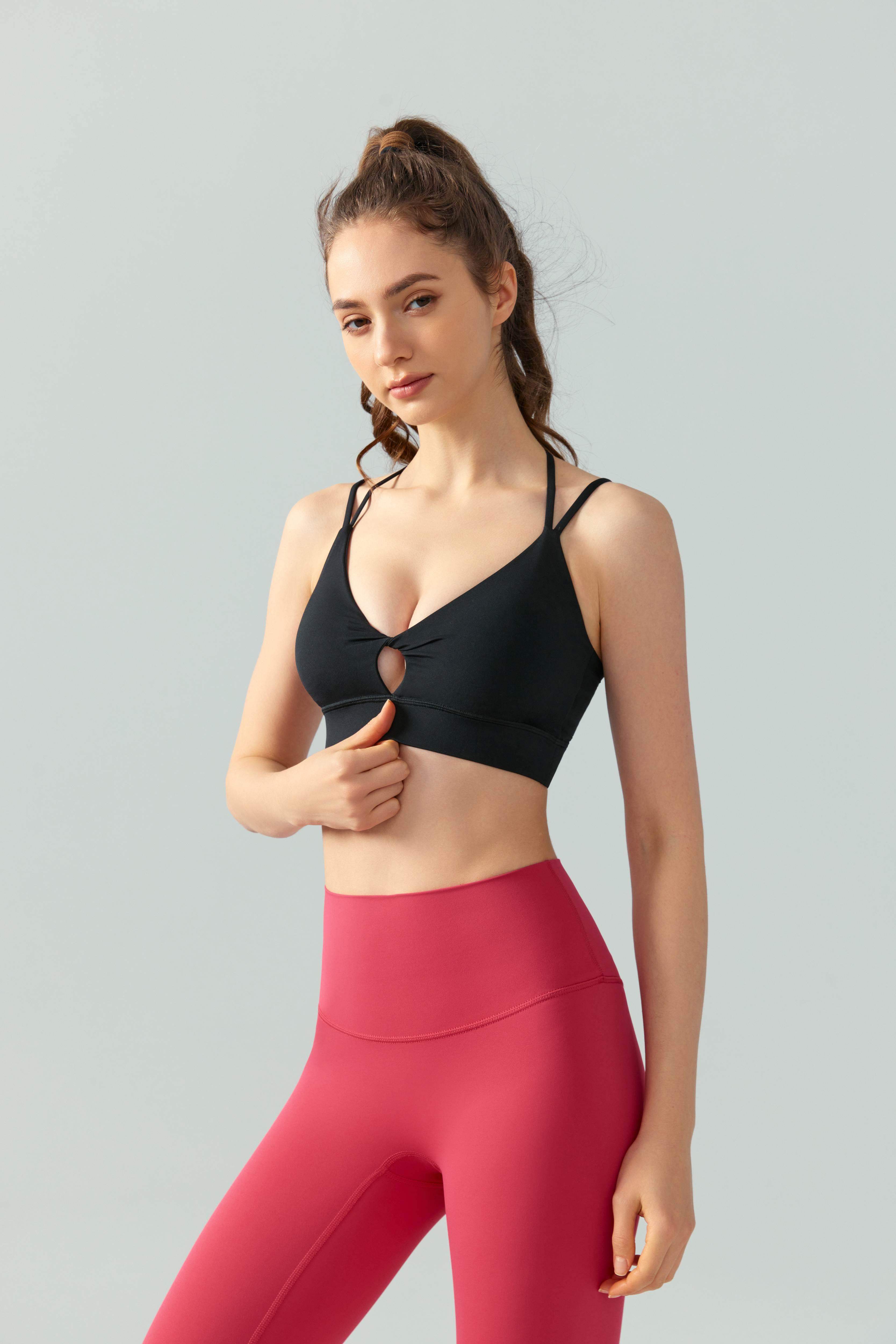 Sexy Sport-BH mit Cut-Out vorne und Twist