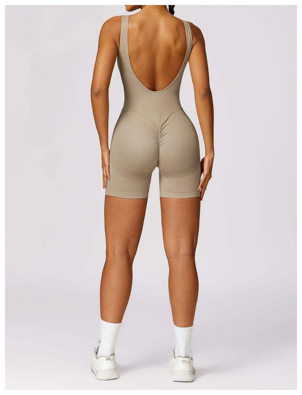 Kurzer Jumpsuit mit V-Rücken