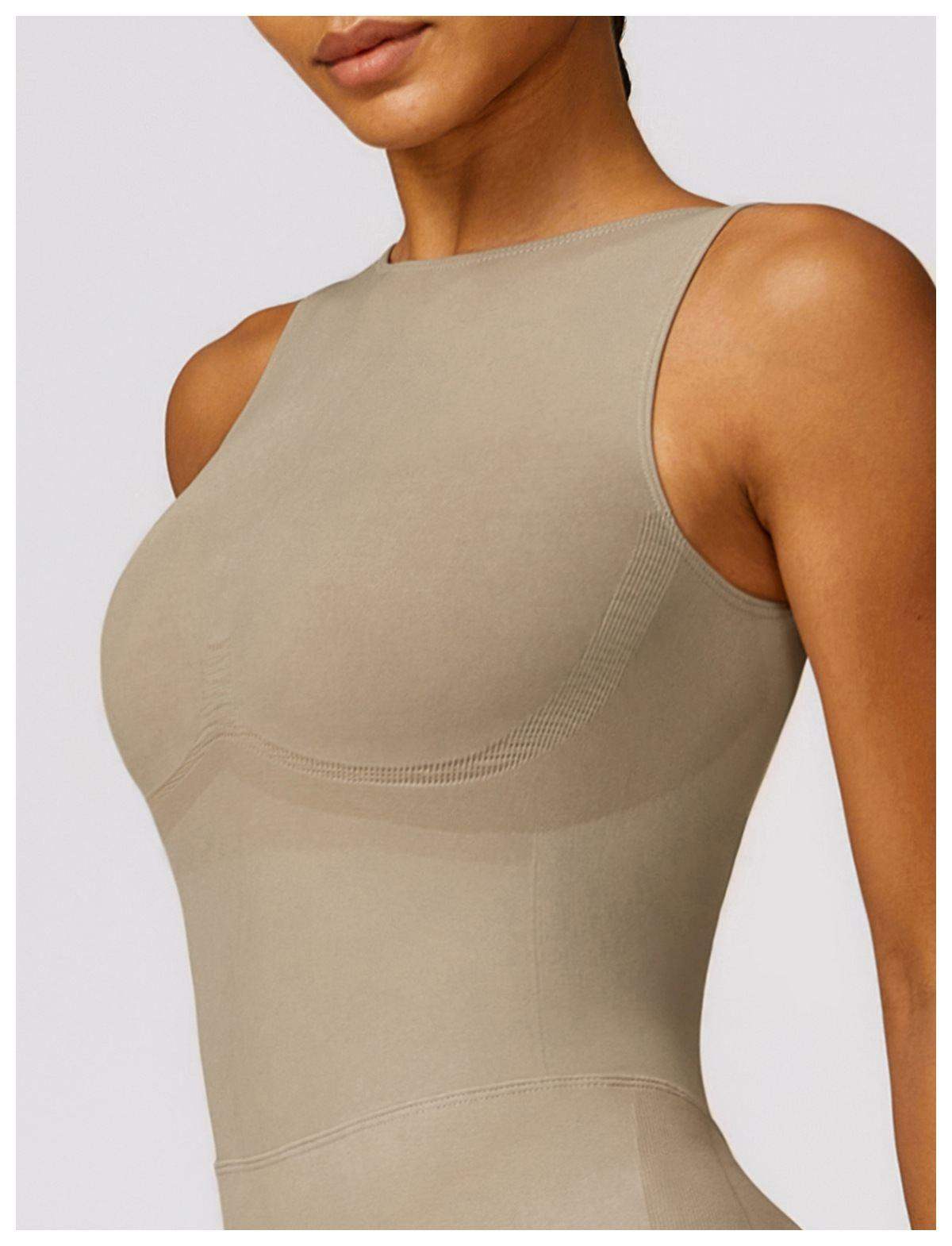 Kurzer Jumpsuit mit V-Rücken