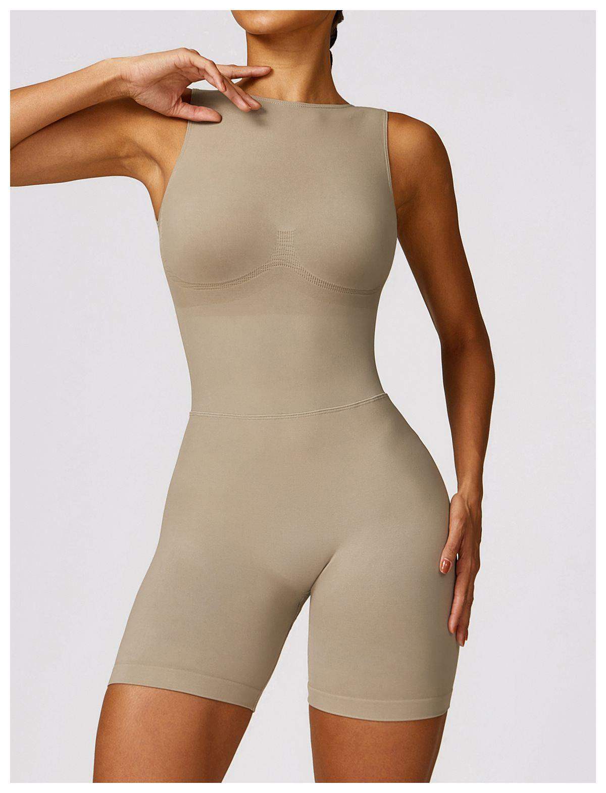 Kurzer Jumpsuit mit V-Rücken