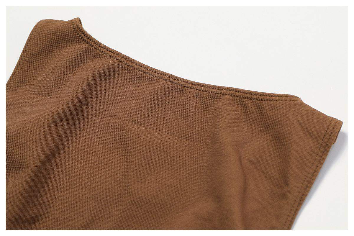 Kurzer Jumpsuit mit V-Rücken