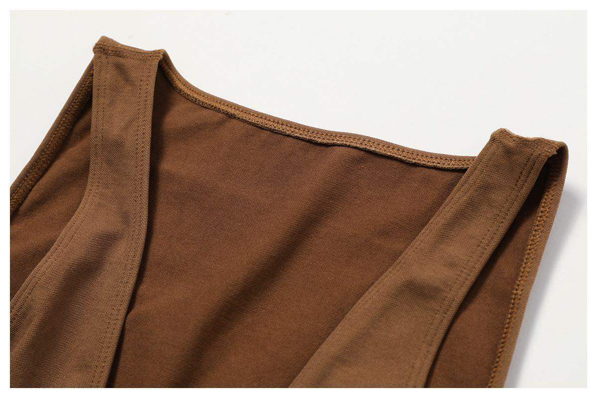 Kurzer Jumpsuit mit V-Rücken