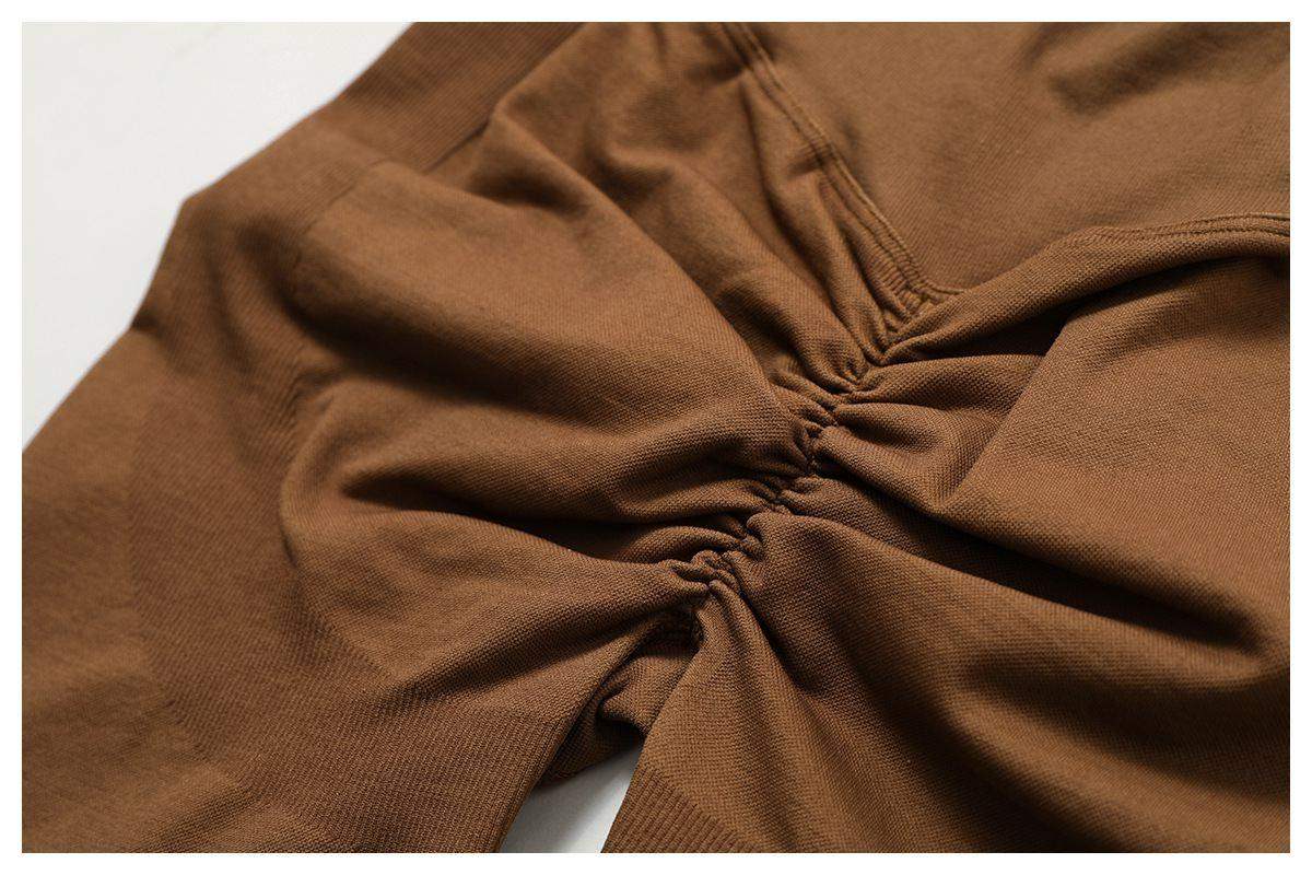 Kurzer Jumpsuit mit V-Rücken