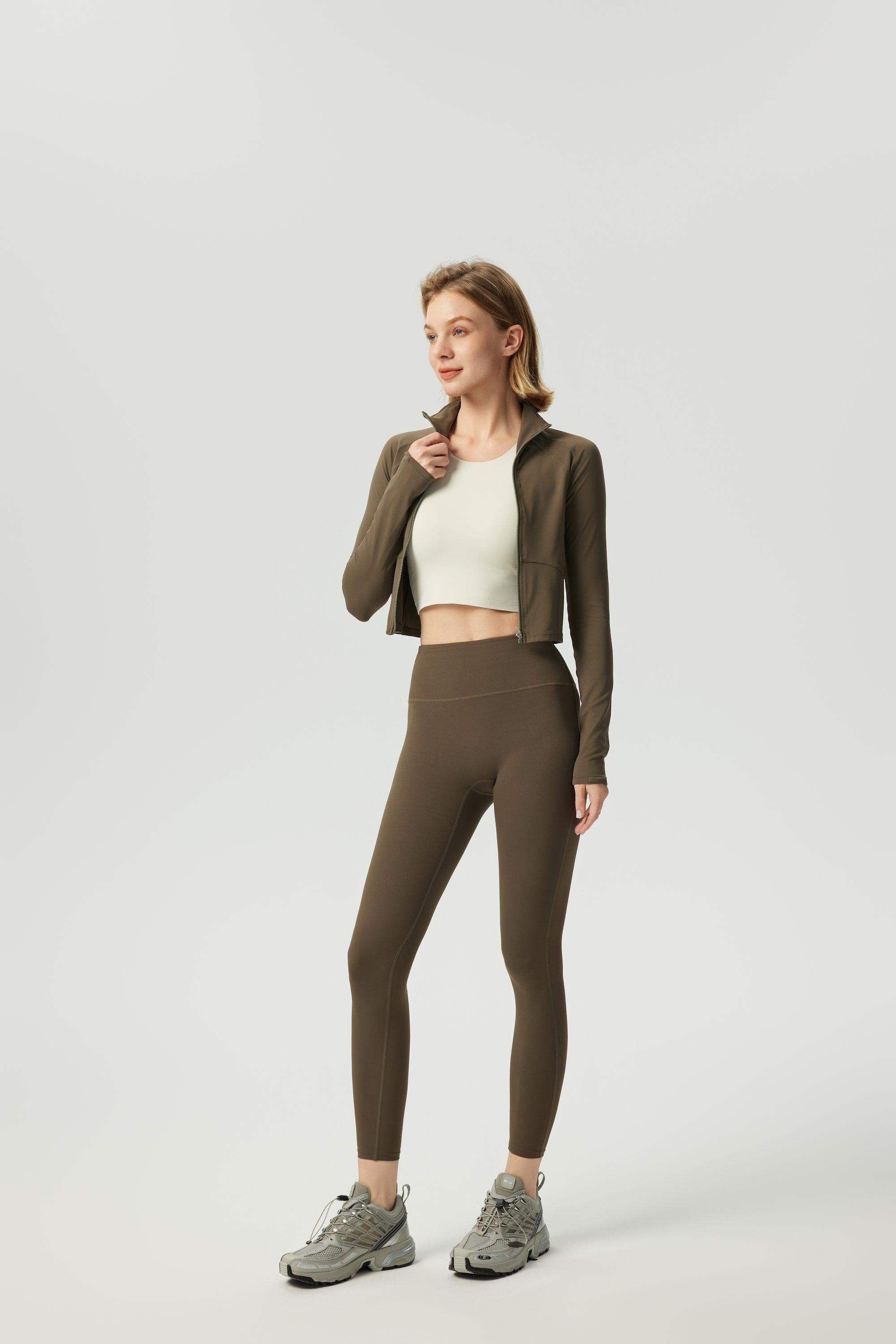 Kurzes Sportjackett mit Stehkragen