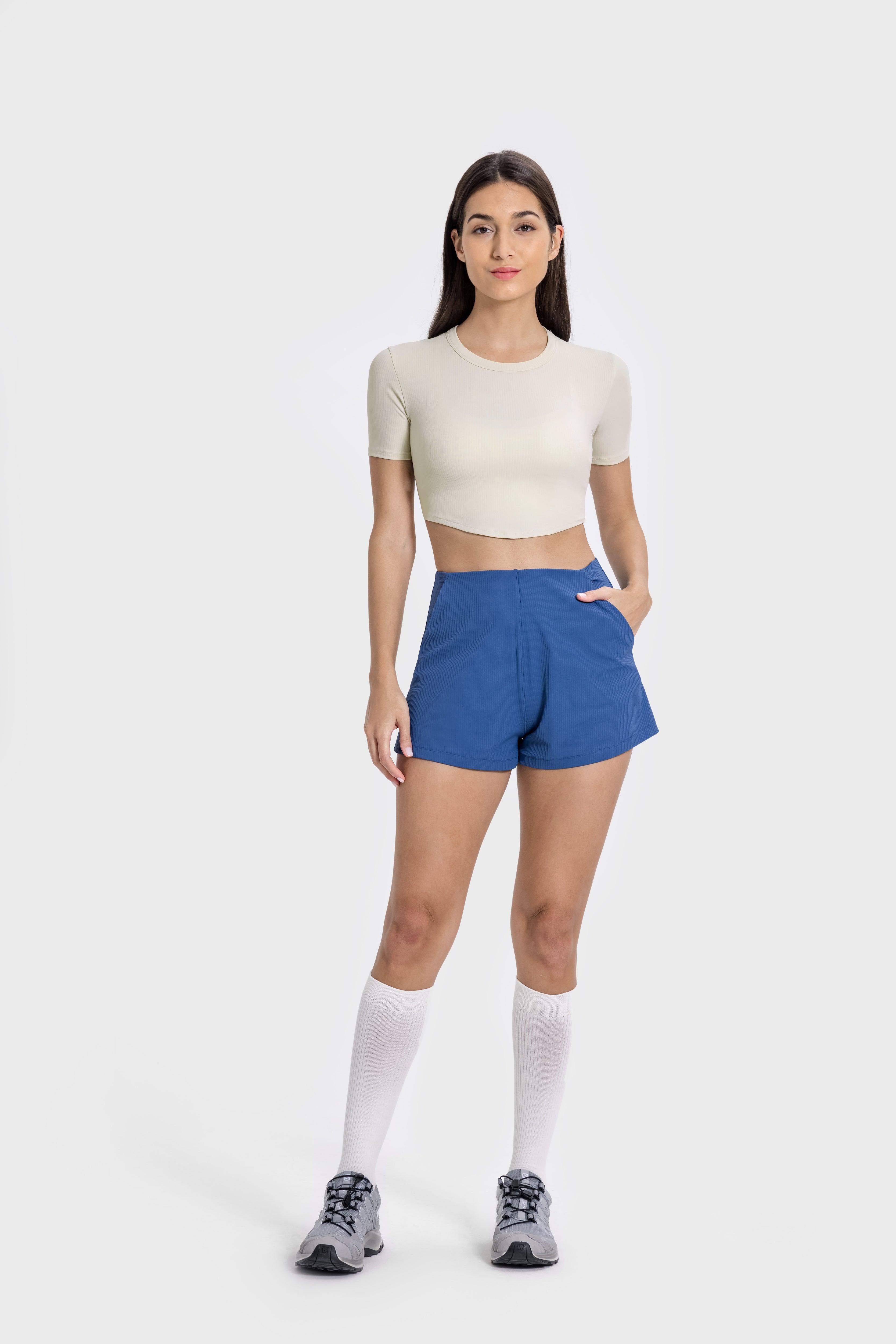 Kurzärmliges, eng anliegendes Crop-Top