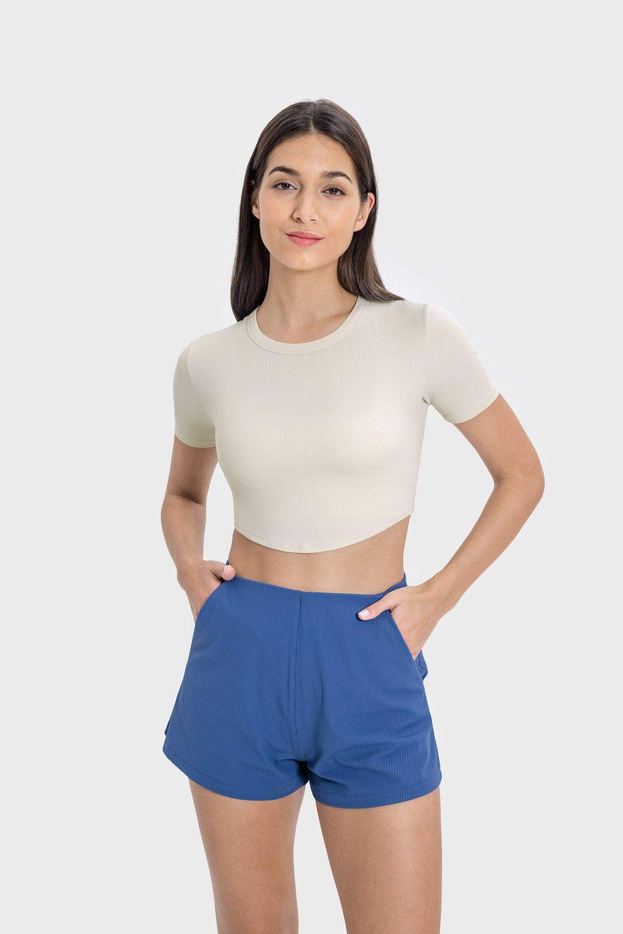 Kurzärmliges, eng anliegendes Crop-Top